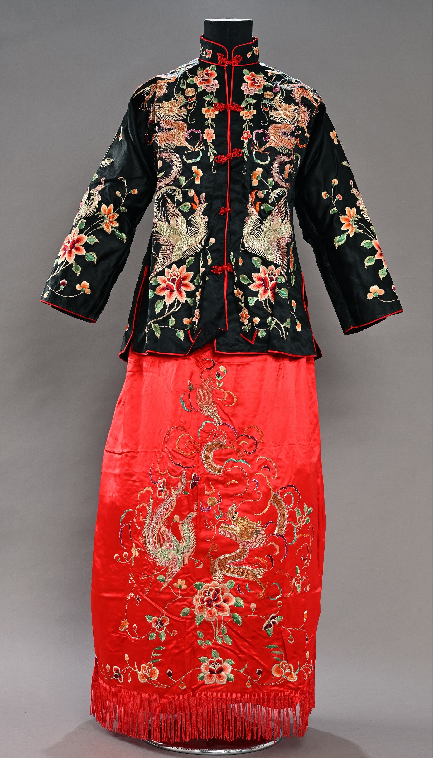 Qunqua costume with embroidered dragon and phoenix motifs for birthday banquet