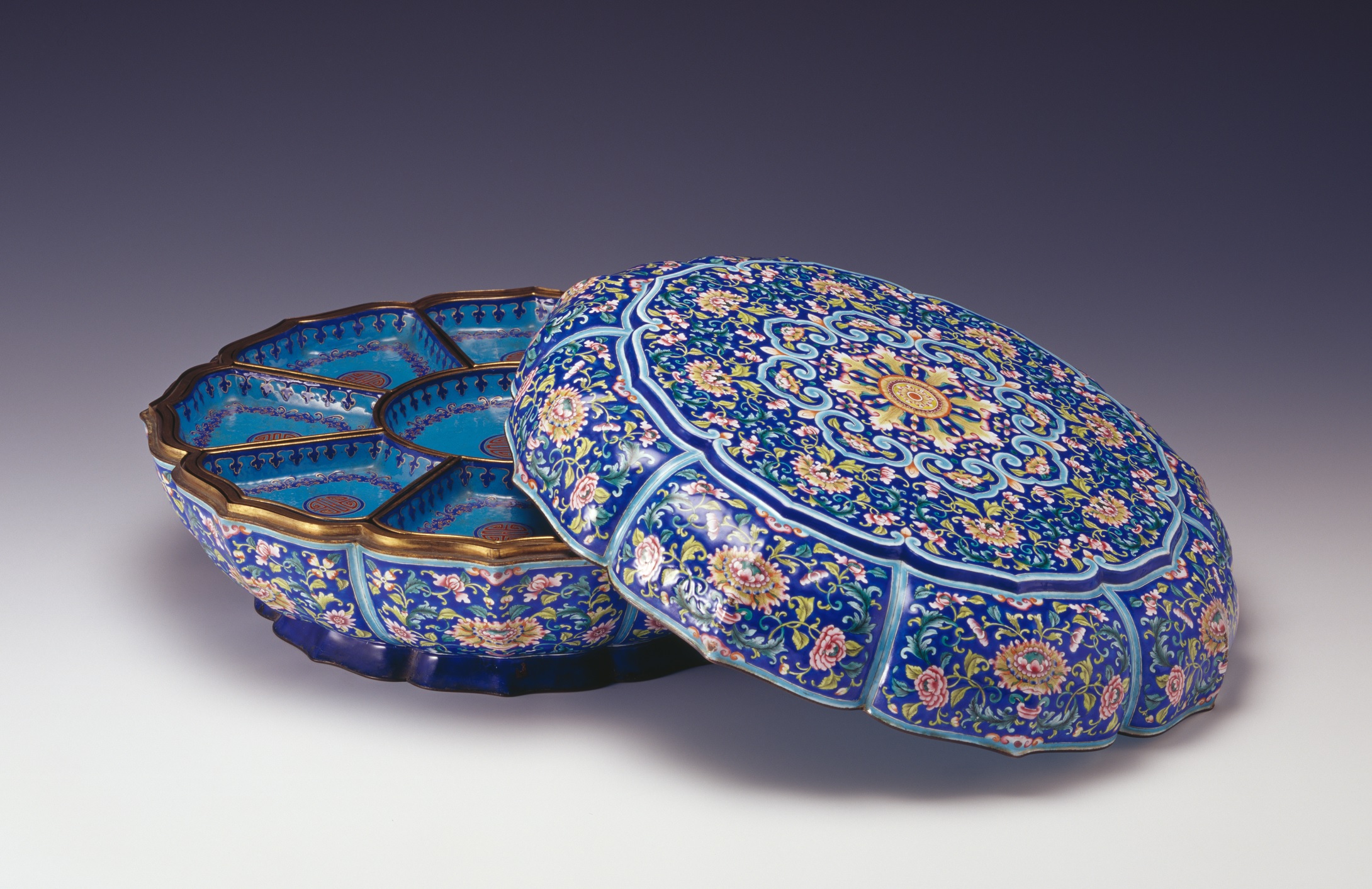 Canton enamel compartmentalised box with lingzhi and shou (longevity) character patterns
