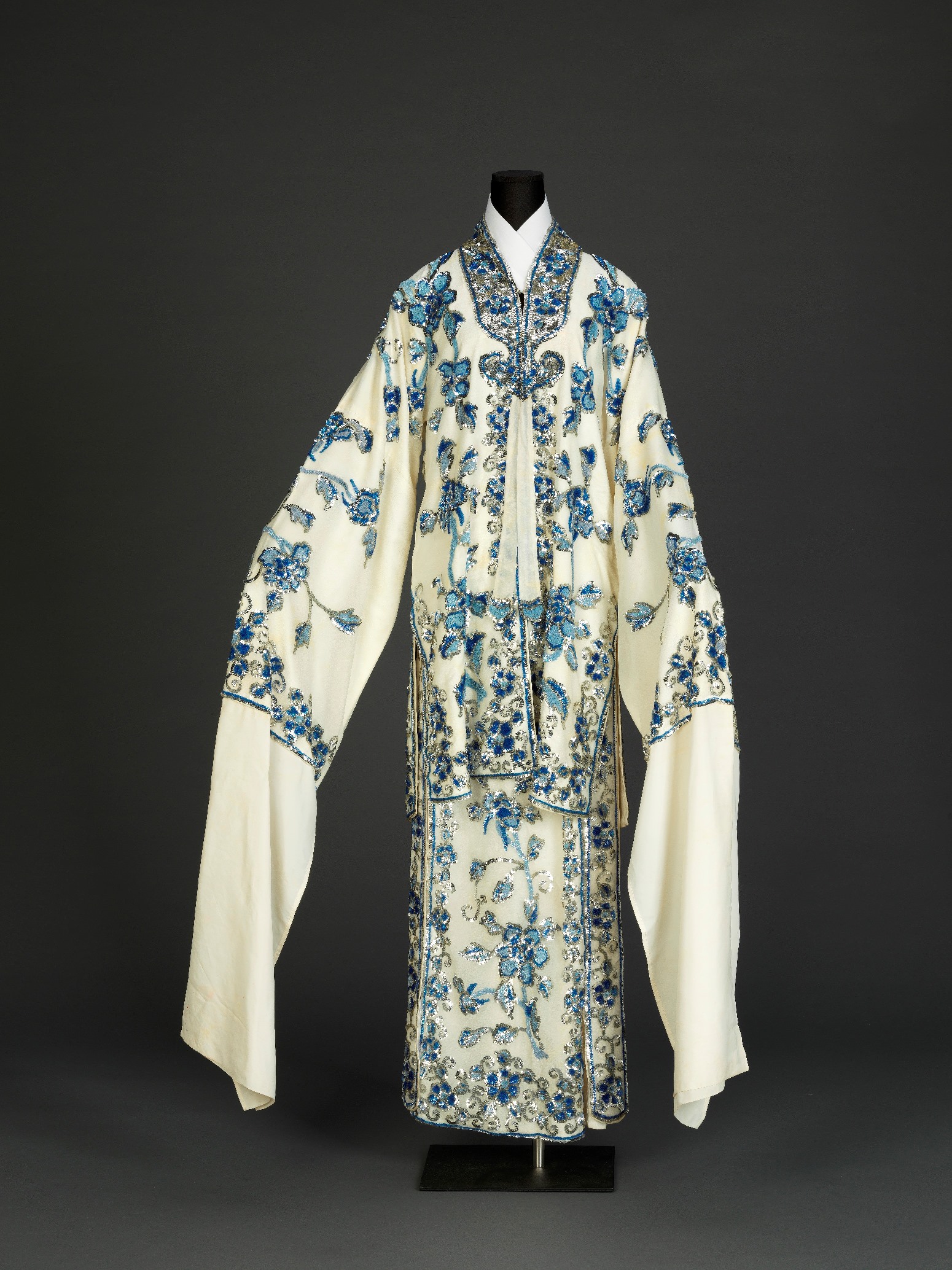 白地银蓝片帔风