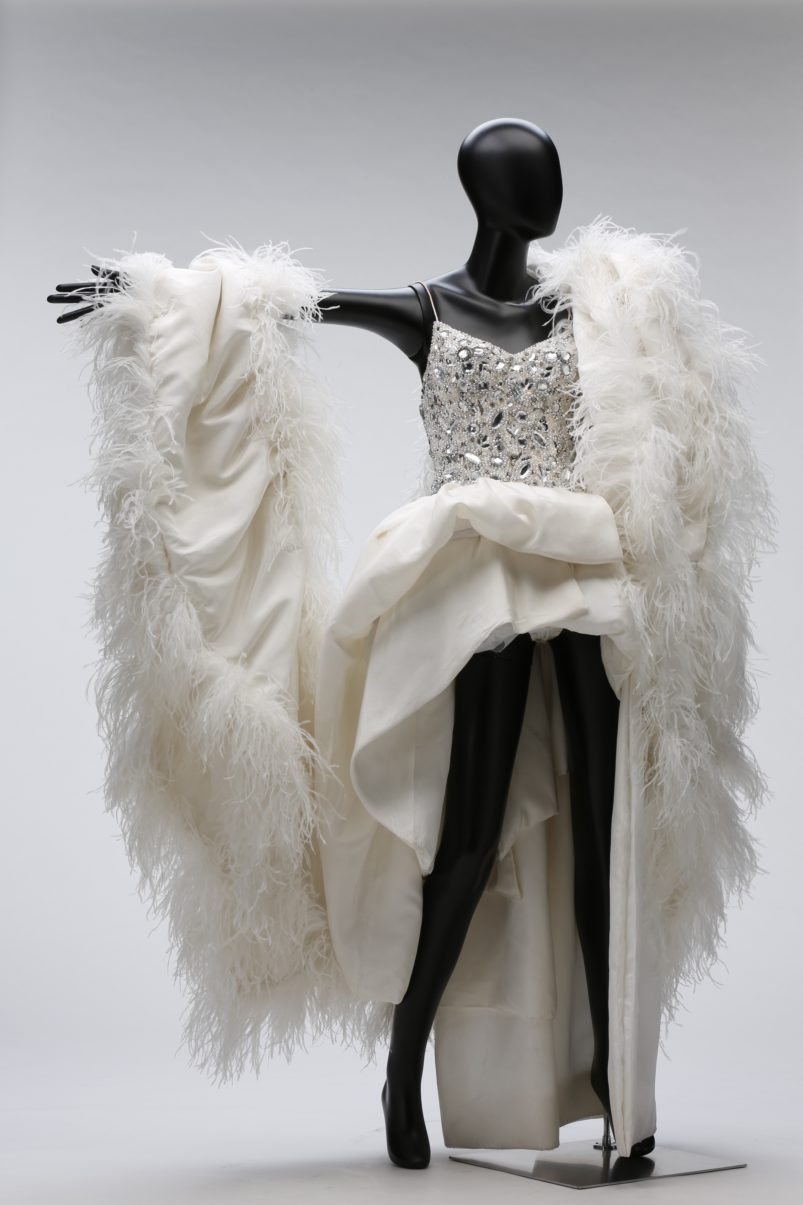 梅艳芳镶石吊带上衣连白色下摆舞衣及羽毛披肩