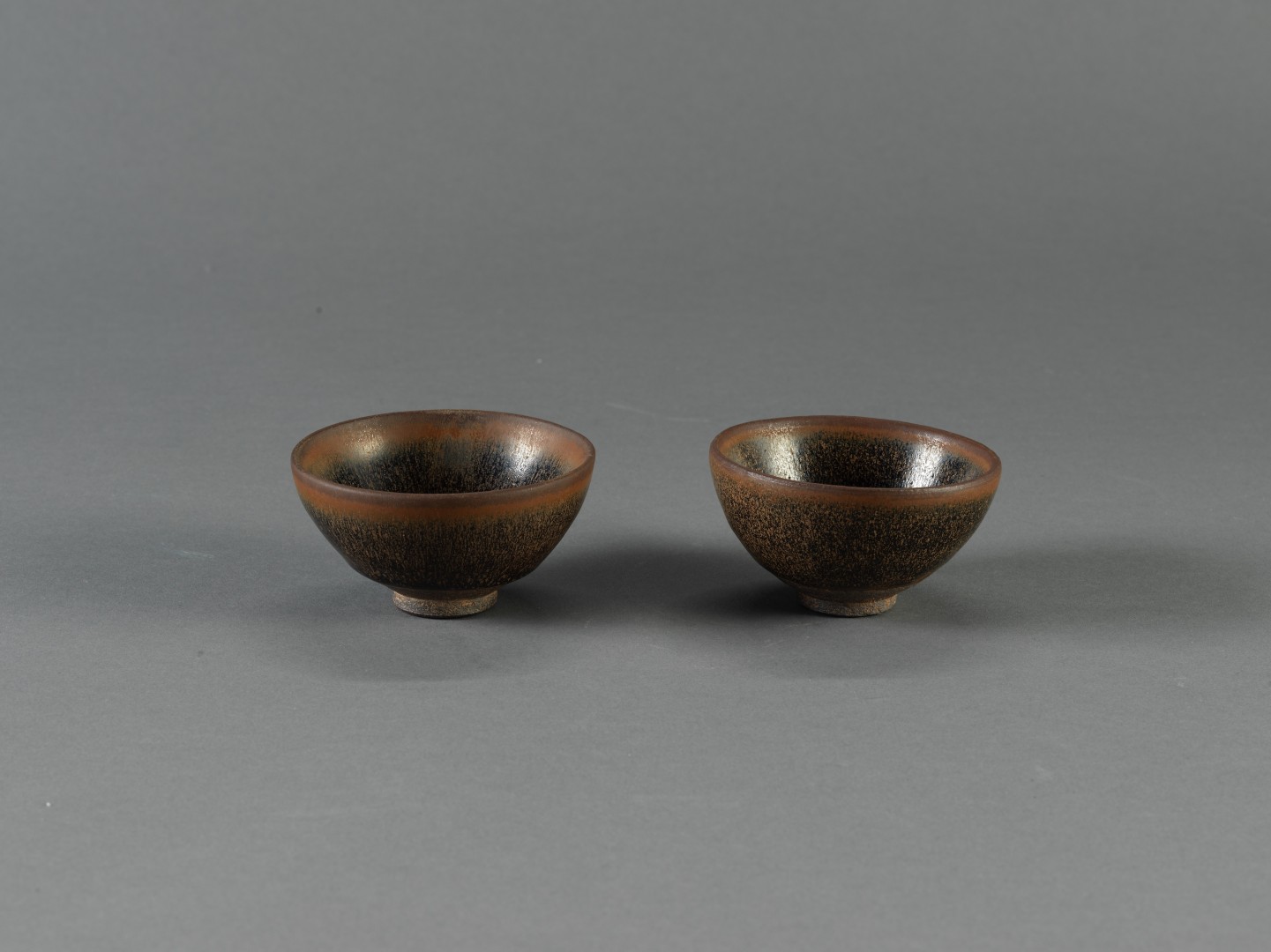 Pair of tea bowls in hare&rsquo;s fur glaze Jian ware