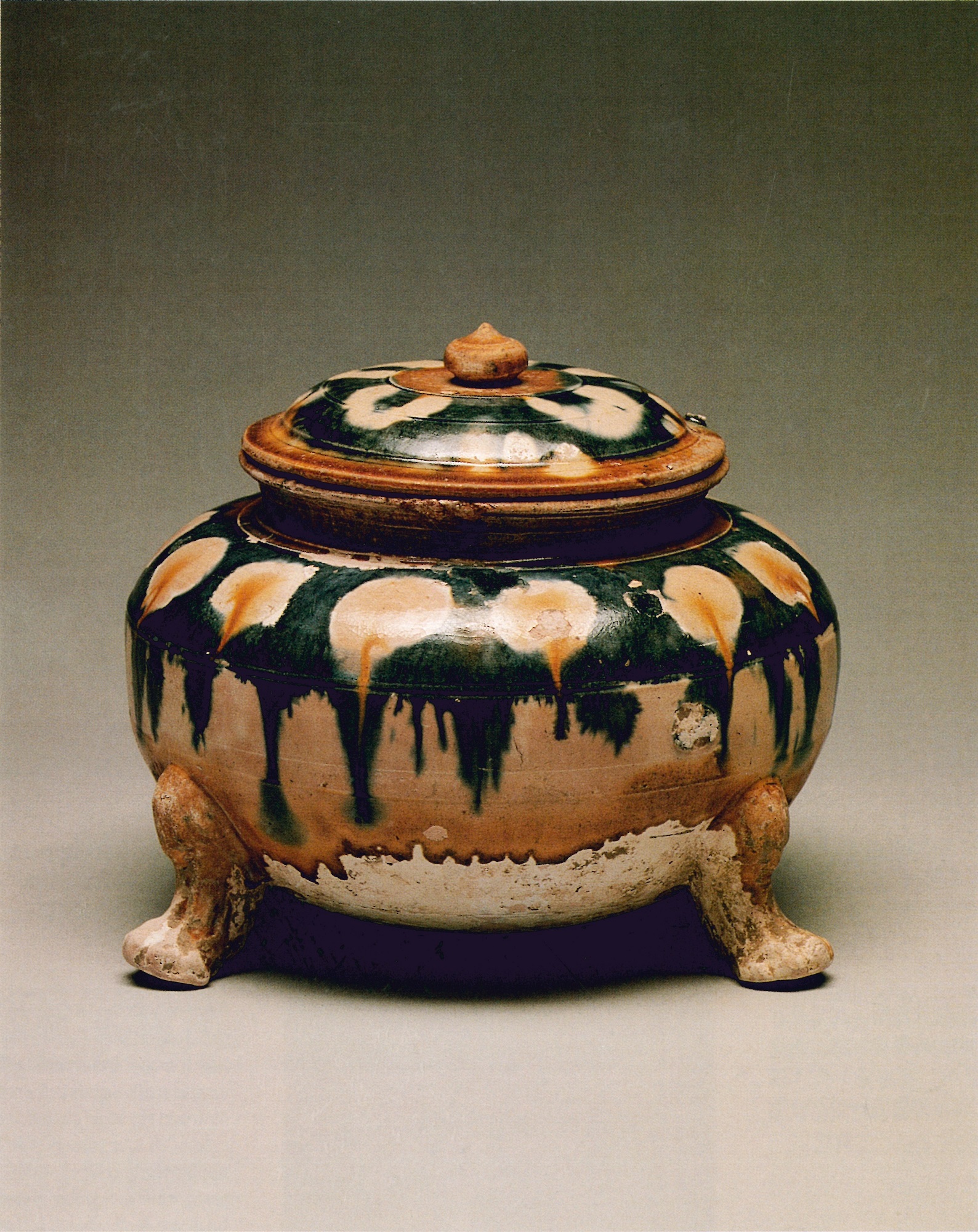 Tripod covered jar in sancai glaze&nbsp;