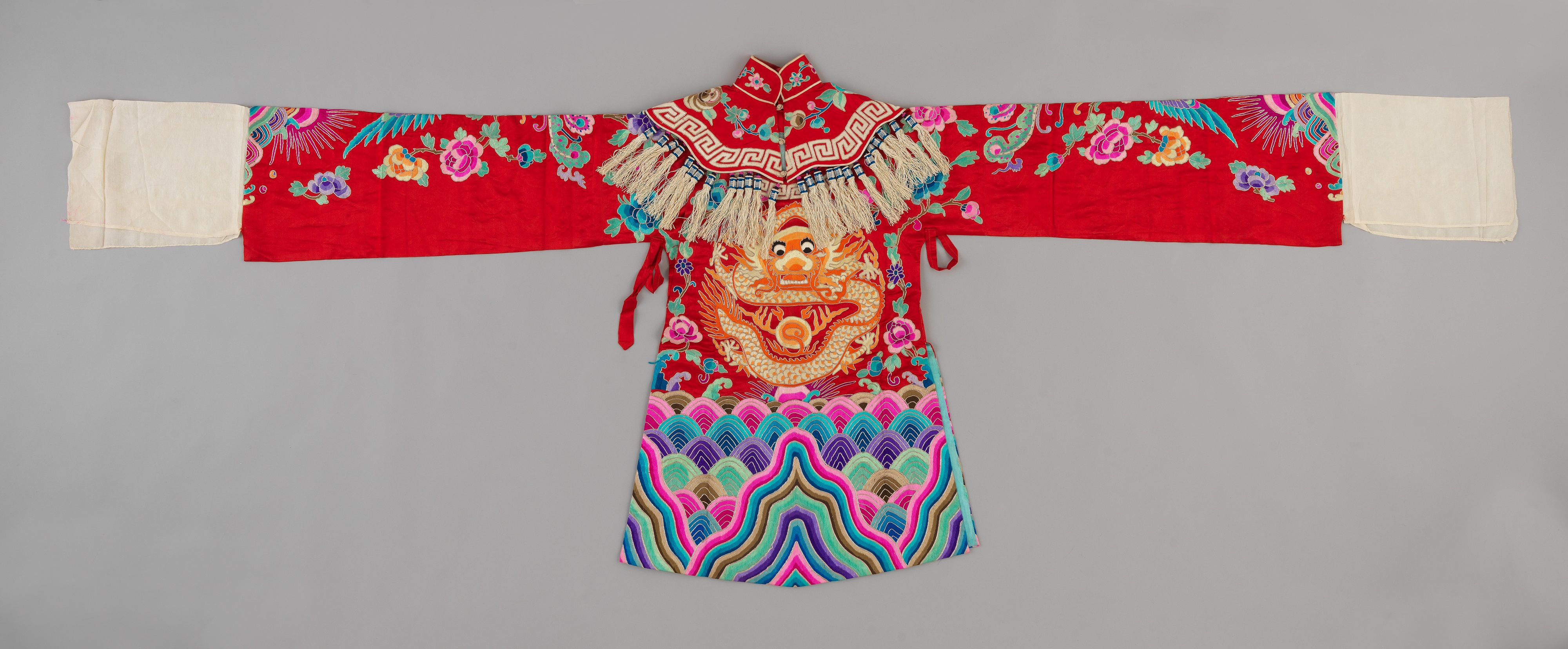 紅地繡龍紋女蟒